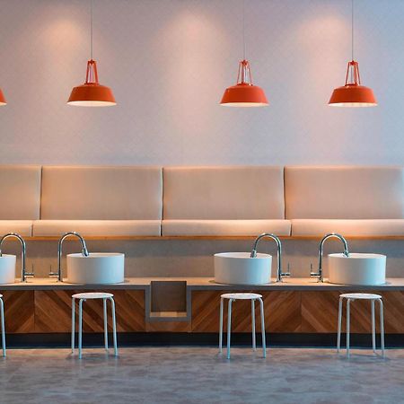 Courtyard By Marriott Calgary South YYC Exterior foto