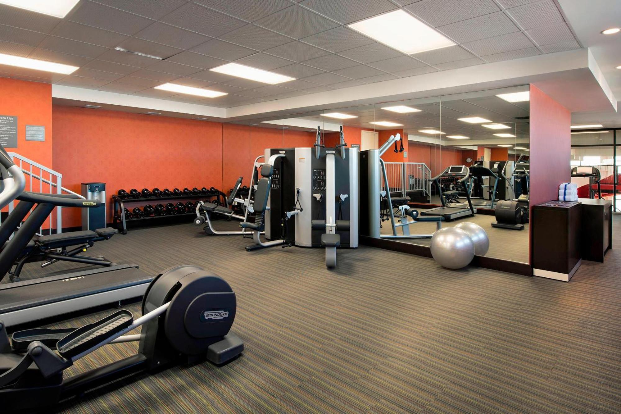 Courtyard By Marriott Calgary South YYC Exterior foto
