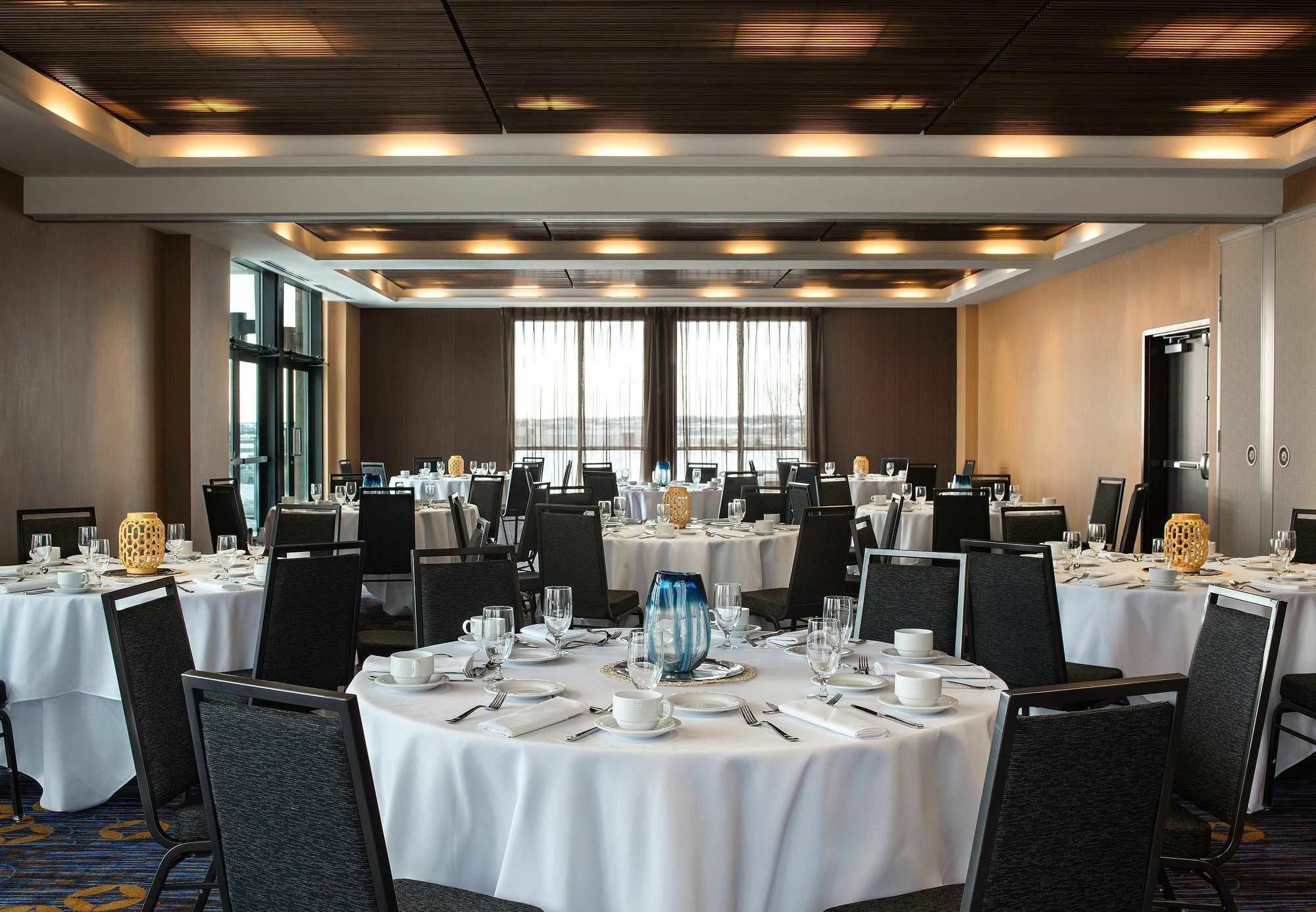 Courtyard By Marriott Calgary South YYC Exterior foto
